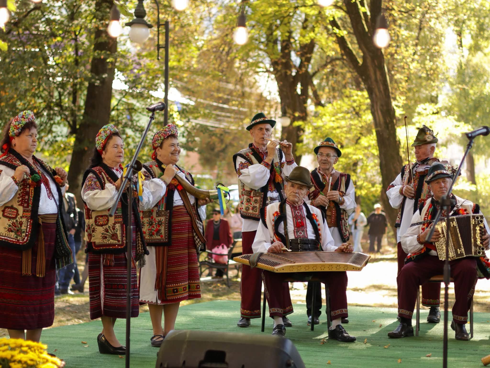 У Рахові відбувся «Осінній ярмарок в етно-стилі», приурочений до Дня Захисників і Захисниць України