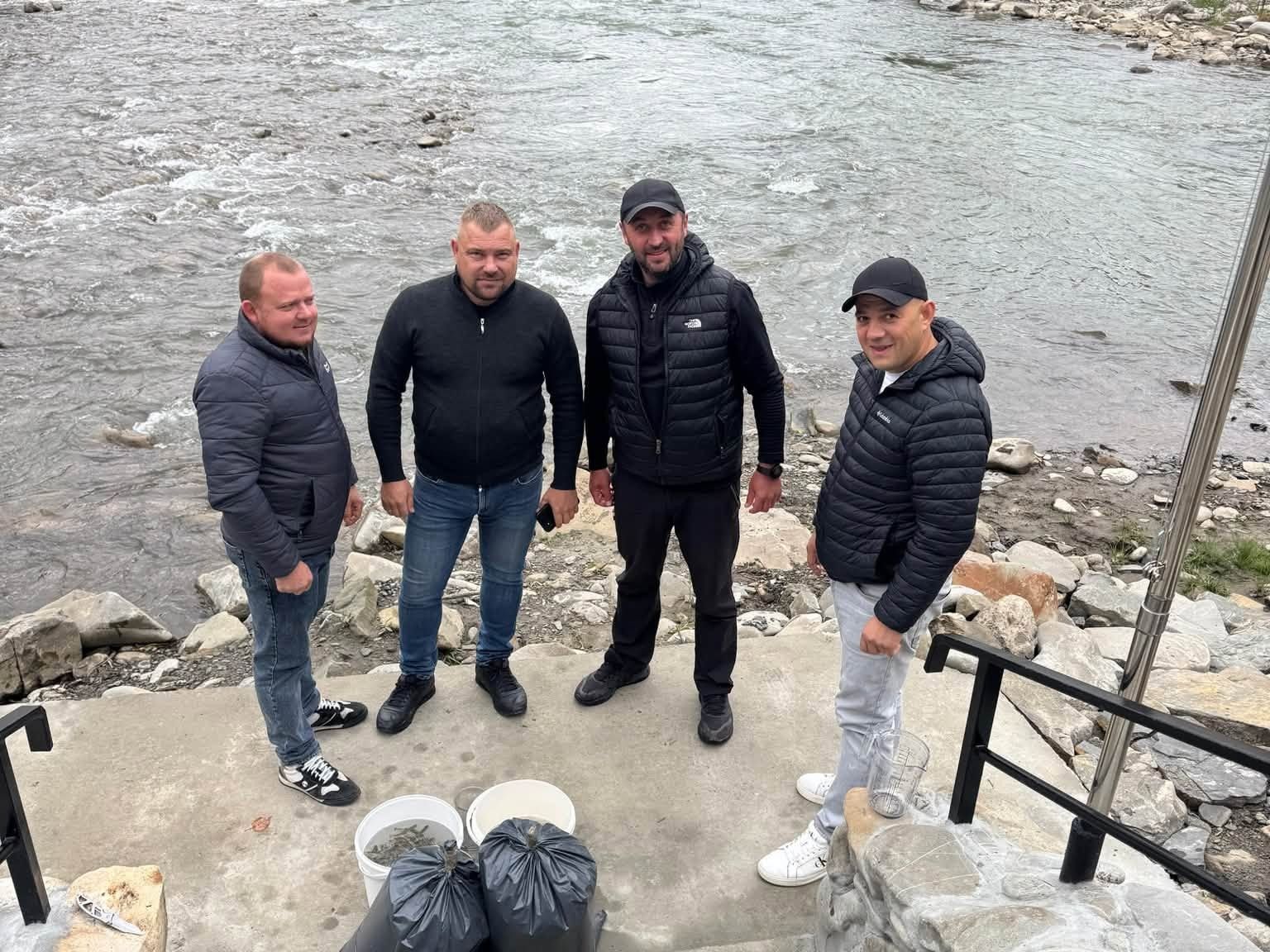 На місці злиття Білої та Чорної Тиси провели зариблення річки