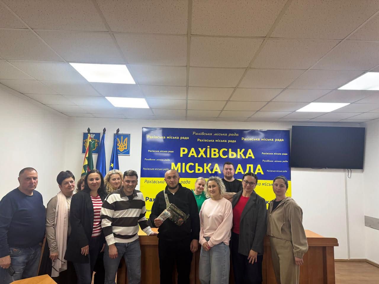 Працівники Рахівської міської ради передали 10 тисяч гривень волонтеру